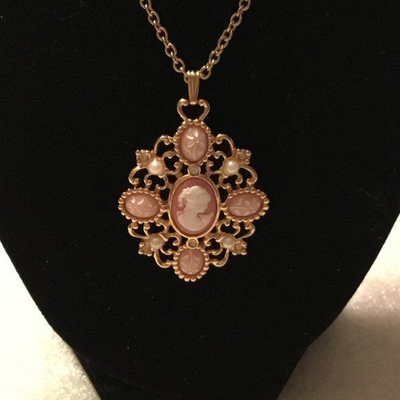 Vintage & lovely Avon cameo necklace - Picture 4 of 16